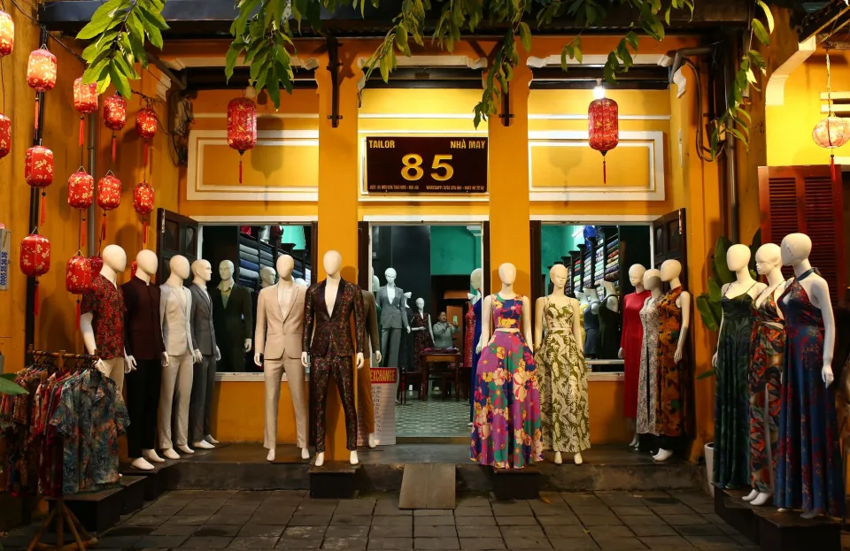 Khách mặc áo sơ mi công sở